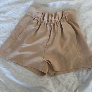 Wilfred by Aritzia Beige High-Waisted Shorts – Size 6